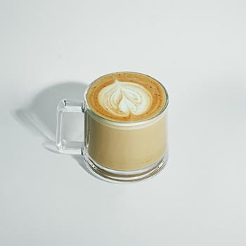 کورتادو-قهوه-گرم-کافه-آبی