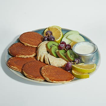 پنکیک-میوه-ای-صبحانه-کافه-آبی